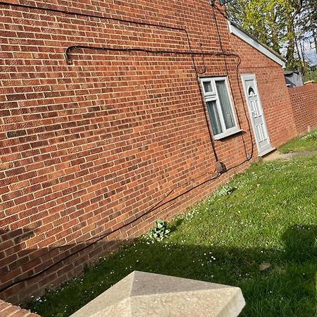 Travel Legend Stays 1 Bedroom Place With Hot Tub Farnham Royal Bagian luar foto