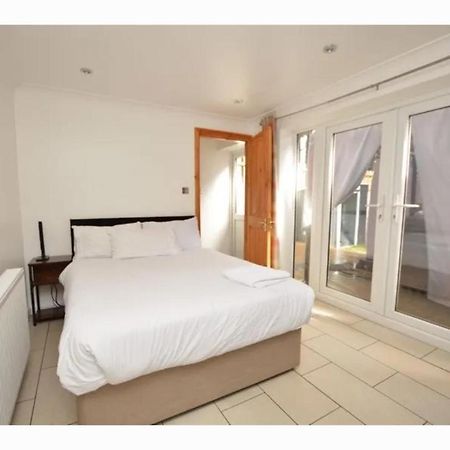 Travel Legend Stays 1 Bedroom Place With Hot Tub Farnham Royal Bagian luar foto