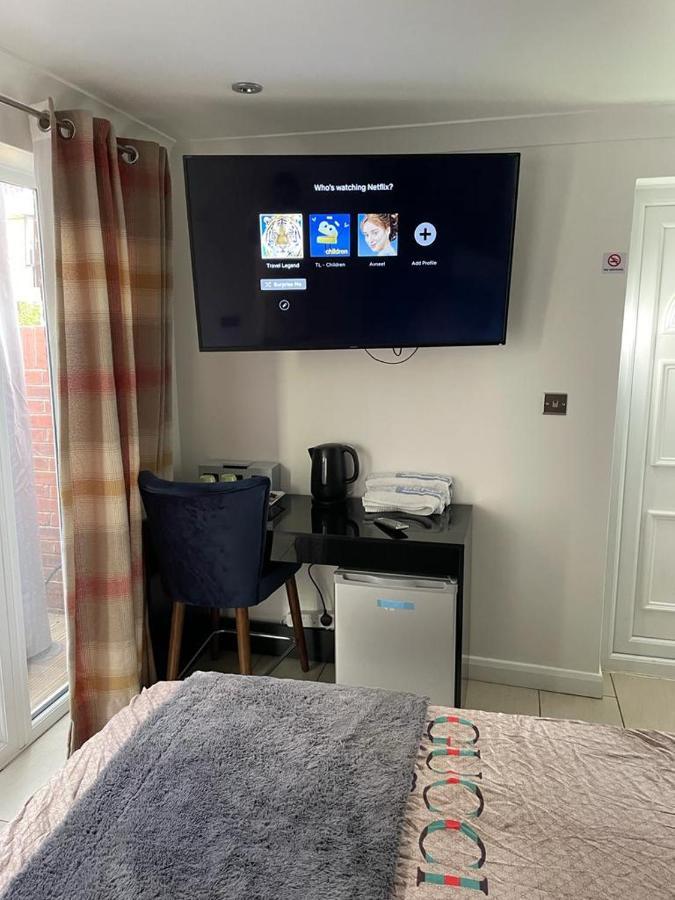 Travel Legend Stays 1 Bedroom Place With Hot Tub Farnham Royal Bagian luar foto